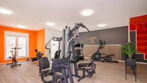 A gym with exercise equipment, a large window, and a motivational wall quote. - Hochwertiges Ferienappartement für bis zu 4 Personen in Ruhiger Wohngegend an de (Zirchow)