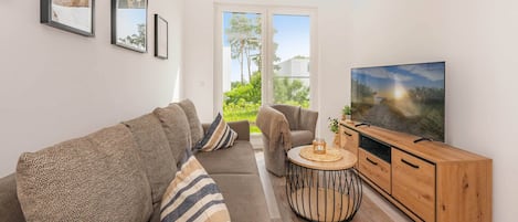 Fernseher, Tischfußball, Tischtennisplatte