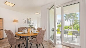 Dining - Hochwertiges Ferienappartement für bis zu 4 Personen in Ruhiger Wohngegend an de (Zirchow)