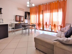 TV - Lovely apartment for 4 guests with WIFI, A/C, TV, terrace and pets allowed (Rosolina)
