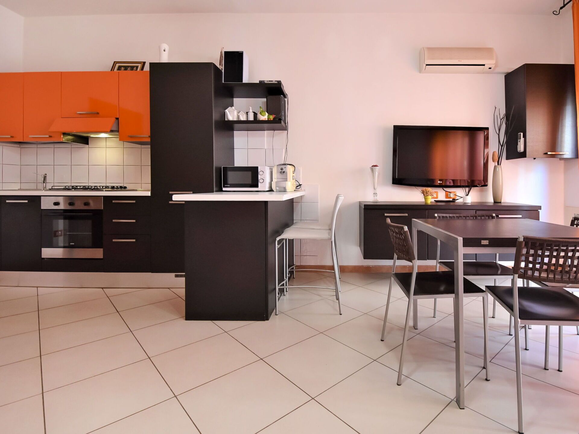 Cosy apartment for 4 guests with A/C, WIFI, TV, terrace, pets allowed and parking