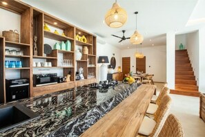 Kühlschrank, Mikrowelle, Toaster, Mixer