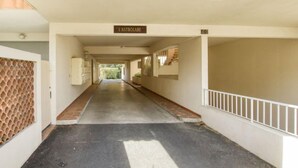 Un couloir avec une enseigne indiquant « L’ASTROLABE », qui mène à un escalier.