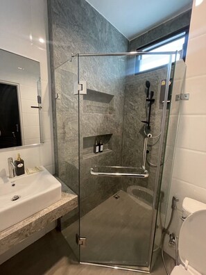 Quarto casal ou duplo superior | Banheiro | Produtos de toalete grátis, roupões de banho, toalhas de banho, sabonete