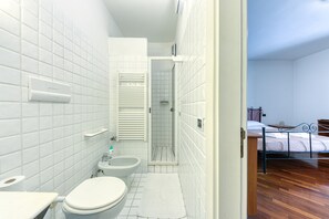 Baignoire, séchoir à cheveux, serviettes fournies