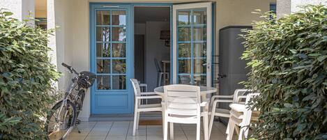 屋外ダイニングエリア