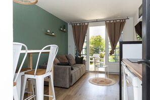 TV - Studio "Olivia" with Shared Pool, Private Terrace, and Wi-Fi (Moliets-et-Maa)