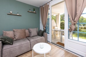 TV - Studio "Olivia" with Shared Pool, Private Terrace, and Wi-Fi (Moliets-et-Maa)