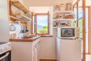 Een koelkast, een microgolfoven, een oven, een kookplaat