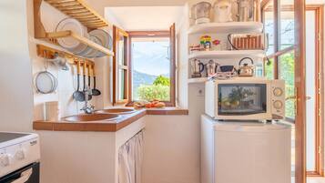 Jääkaappi, mikroaaltouuni, uuni, liesi