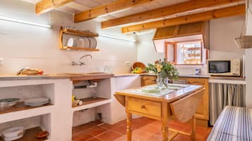 Kylskåp, mikrovågsugn, ugn och spishäll