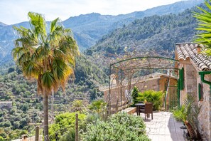 Outdoor dining - Country House "Can Jaumins" with Mountain View, Shared Swimming Pool & Wi-Fi (Soller)
