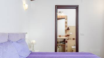 3 bedrooms, iron/ironing board, bed sheets