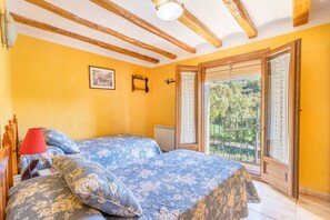 4 bedrooms, iron/ironing board, free WiFi, bed sheets