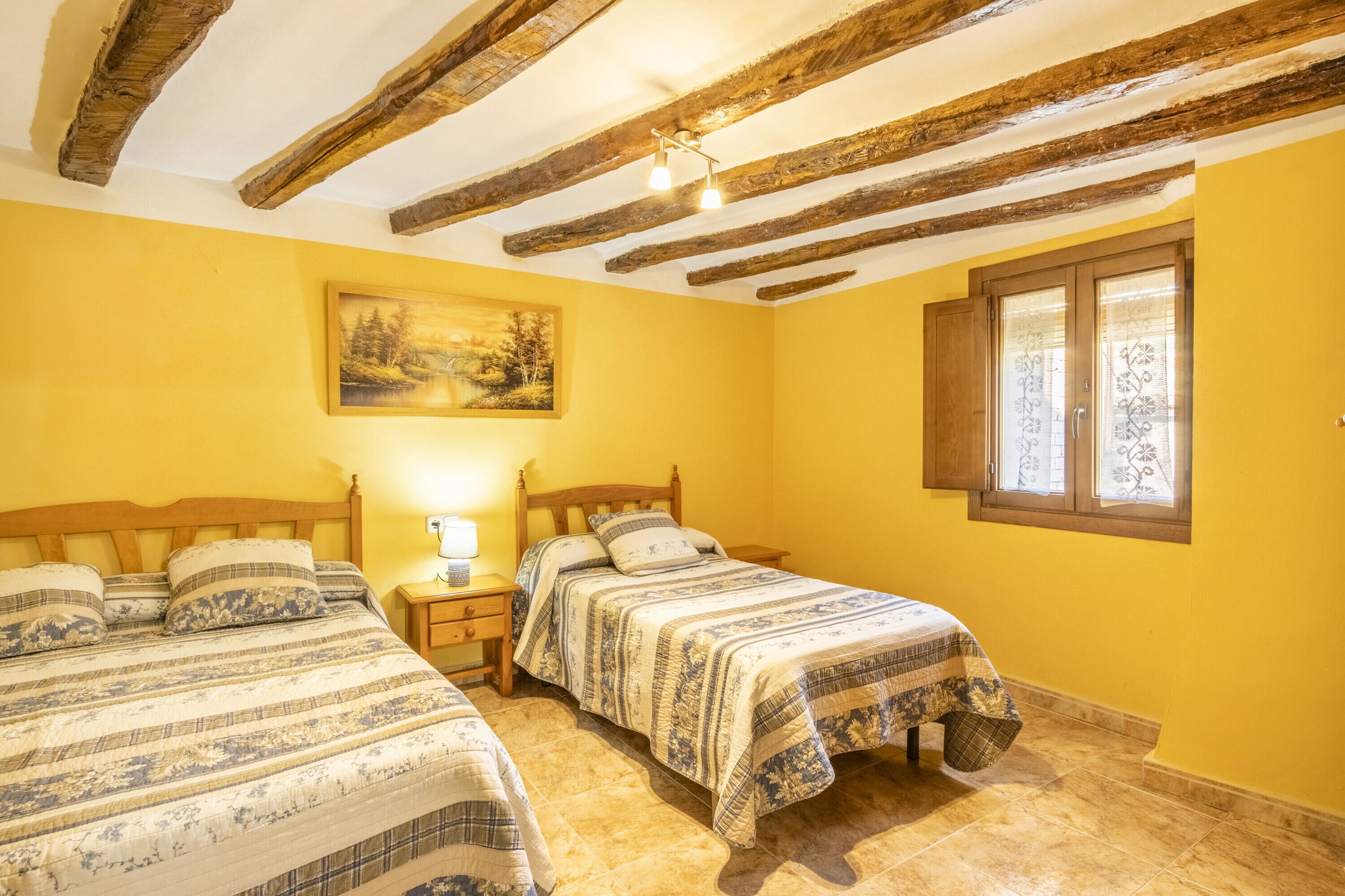 4 makuuhuonetta, silitysrauta/-lauta, ilmainen Wi-Fi, vuodevaatteet