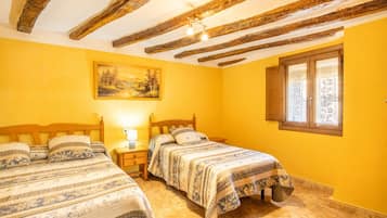 4 makuuhuonetta, silitysrauta/-lauta, ilmainen Wi-Fi, vuodevaatteet