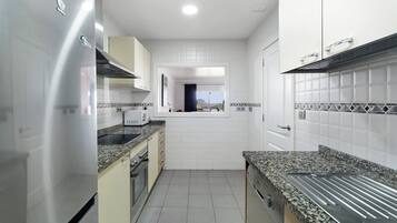 Frigorífico, microondas, horno y placa de cocina