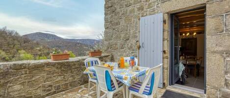 تناول الطعام بالخارج