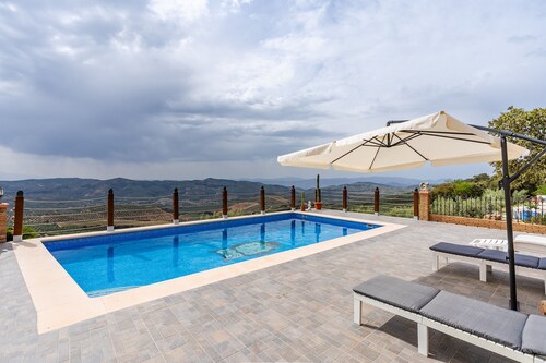 Holiday Home "Cortijo La Solana Montefrío" with Mountain Views, Private Pool and Wi-Fi