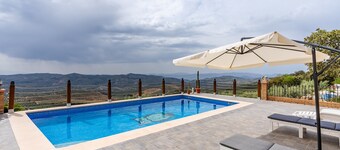 Holiday Home "Cortijo La Solana Montefrío" with Mountain Views, Private Pool and Wi-Fi