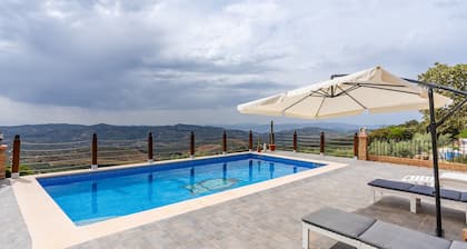 Holiday Home "Cortijo La Solana Montefrío" with Mountain Views, Private Pool and Wi-Fi