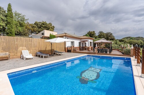 Maison de vacances "Cortijo La Solana Montefrío" avec vue sur la montagne, piscine privée et Wi-Fi