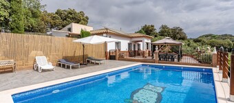 Holiday Home "Cortijo La Solana Montefrío" with Mountain Views, Private Pool and Wi-Fi