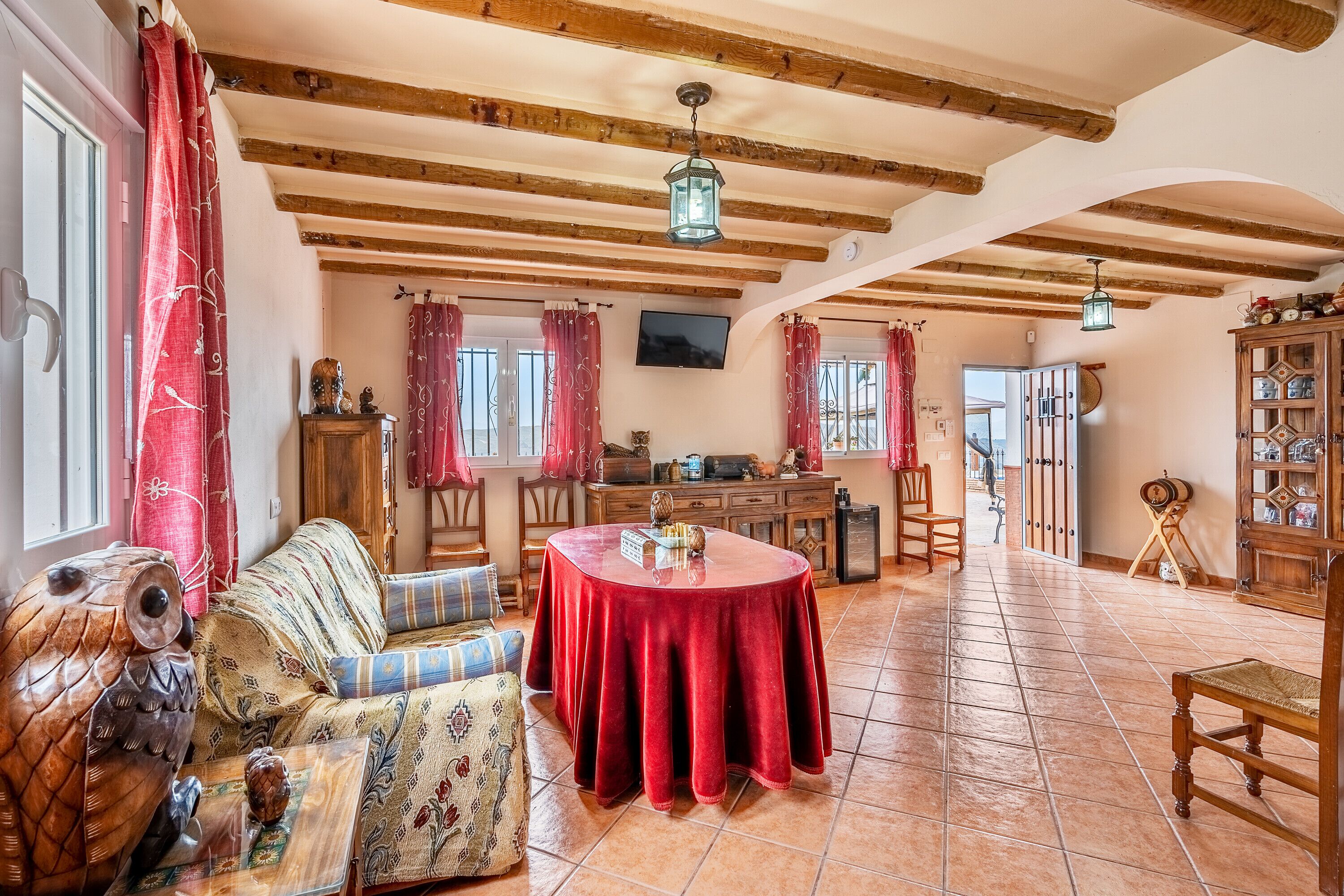 Een televisie en een open haard