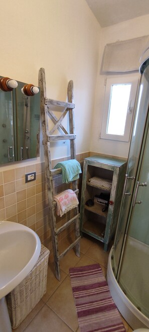 Shower, hair dryer, towels - Holiday Home 'Podere Le Palme' with Mountain View, Private Terrace and Air Conditioning (Castiadas)