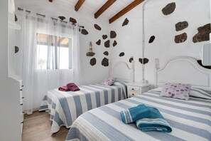 2 slaapkamers, een strijkplank/strijkijzer, gratis wifi, beddengoed