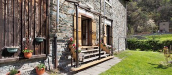Huisdiervriendelijk Appartement 'Casa Tua' met Uitzicht op de Bergen, Tuin & Terras
