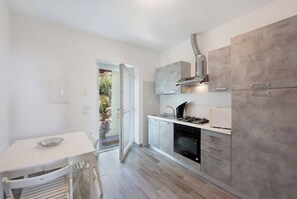 Een koelkast, een microgolfoven, een oven, een kookplaat