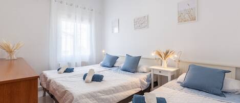 3 bedrooms, iron/ironing board, free WiFi, bed sheets
