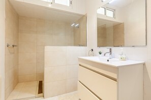 Ducha, secador de pelo, toallas