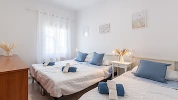 3 slaapkamers, een strijkplank/strijkijzer, gratis wifi, beddengoed