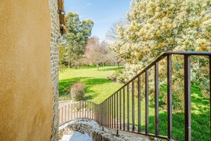 Property grounds - Vacation Home "Chambre D'hôte La Chapelle" with Terrace, Shared Garden & Wi-Fi (Sartilly Baie Bocage)