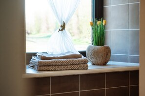 Interior - Vacation Home "Chambre D'hôte La Chapelle" with Terrace, Shared Garden & Wi-Fi (Sartilly Baie Bocage)