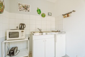 Fridge, microwave, stovetop, electric kettle - Vacation Home "Chambre D'hôte La Chapelle" with Terrace, Shared Garden & Wi-Fi (Sartilly Baie Bocage)