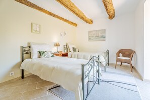 2 bedrooms, free WiFi, bed sheets - Vacation Home "Chambre D'hôte La Chapelle" with Terrace, Shared Garden & Wi-Fi (Sartilly Baie Bocage)