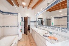 Badewanne, Haartrockner, Handtücher