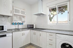 Fridge, microwave, oven, stovetop - Holiday Home "Casa Josisa - Families Only" with Private Pool and Wi-Fi (Conil)