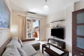 TV - Vacation Home "Vivienda Vacacional Maravillosa" with Sea View, Shared Pool & Wi-Fi (Candelaria)