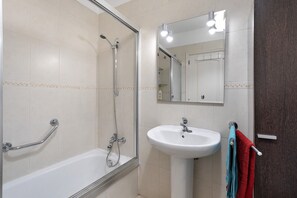 Badewanne, Haartrockner, Handtücher