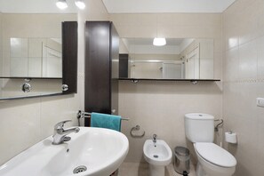 Bathtub, hair dryer, towels