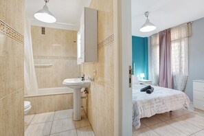 Banheira, secador de cabelo, toalhas de banho 