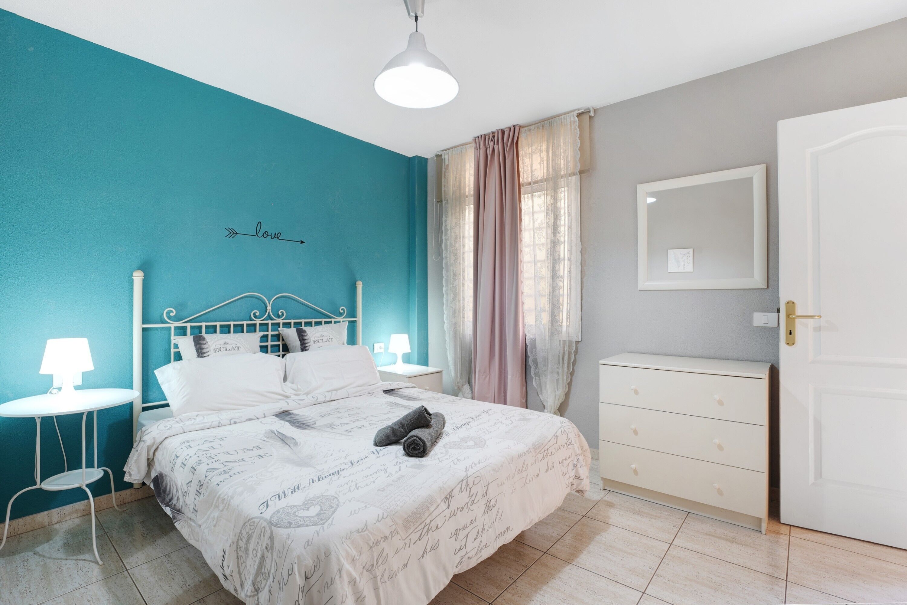 1 slaapkamer, een strijkplank/strijkijzer, gratis wifi, beddengoed