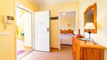 1 habitación, tabla de planchar con plancha, wifi gratis y ropa de cama