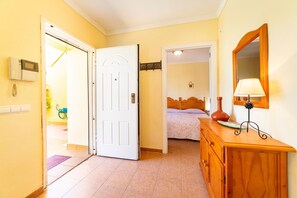 1 habitación, tabla de planchar con plancha, wifi gratis y ropa de cama 