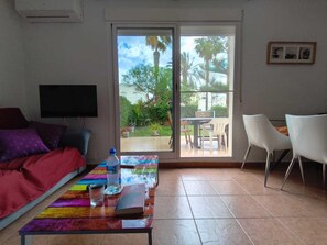 TV, mesa de pingue-pongue