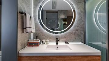 Business Deluxe King | In-room safe, desk, blackout drapes, soundproofing